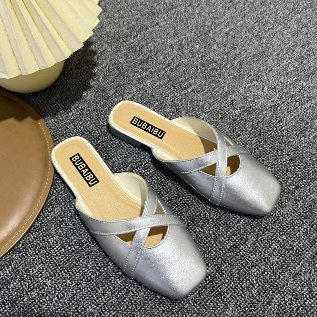 Crisscross women's shoe