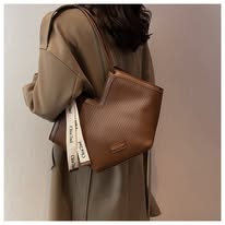 Noir Curve Lock Shoulder Bag