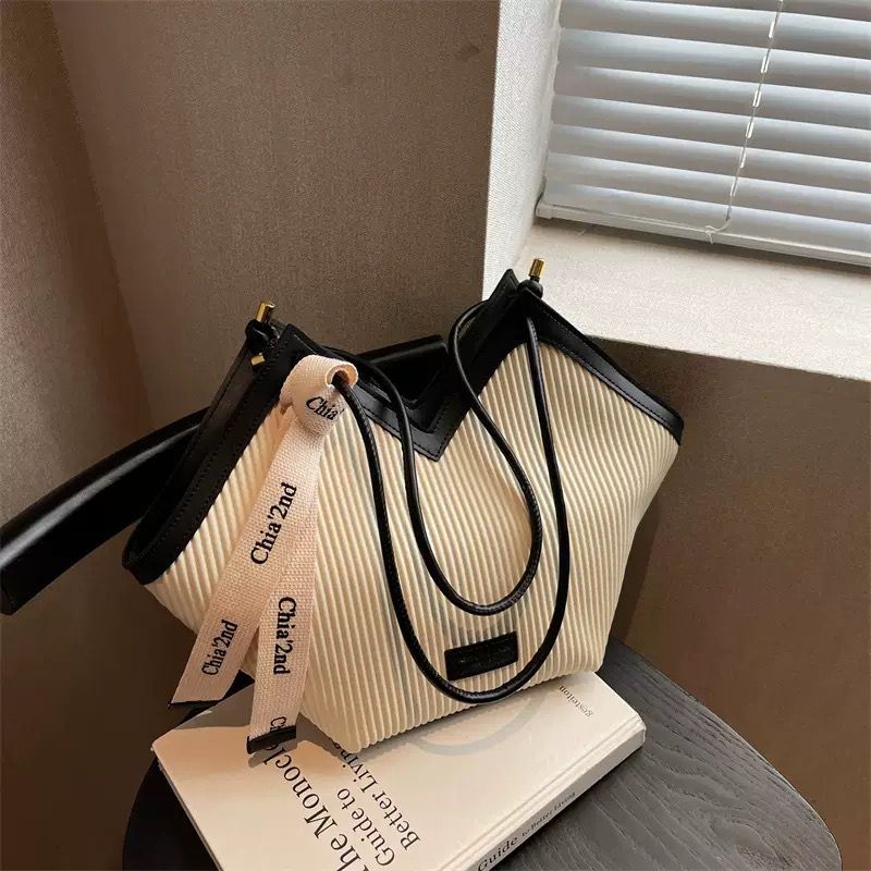 Noir Curve Lock Shoulder Bag