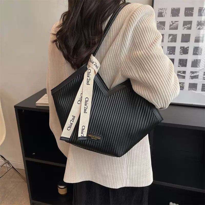 Noir Curve Lock Shoulder Bag