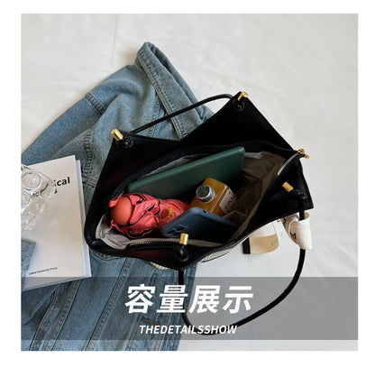 Noir Curve Lock Shoulder Bag